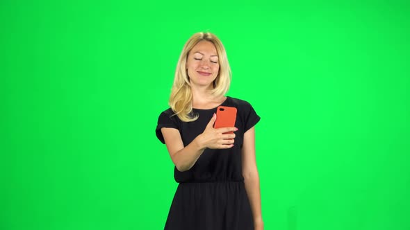 Girl Tourist Goes and Takes a Selfie, Then Looks Through the Photos on the Smartphone. Chroma Key alt