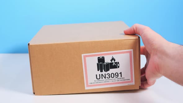 Courier Delivery of Goods with Lithium Metal Batteries Contained in Equipment or Li Ion Batteries alt