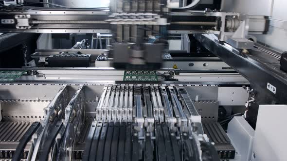 SMT machine places resistors, capacitors, transistors on circuit boards at high speed alt