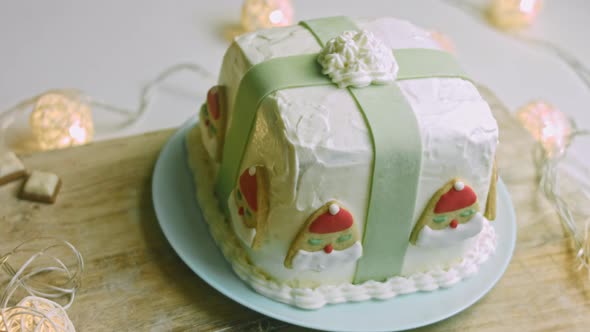 Christmas Cake with Gingerbread Cookies in the Shape of Santa Claus alt