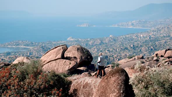 Photographer Walking in Nature alt