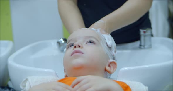Parekhmacher After Haircutting a Child of Preschool Agewash Their Hairsoap with Shampookid Lies alt