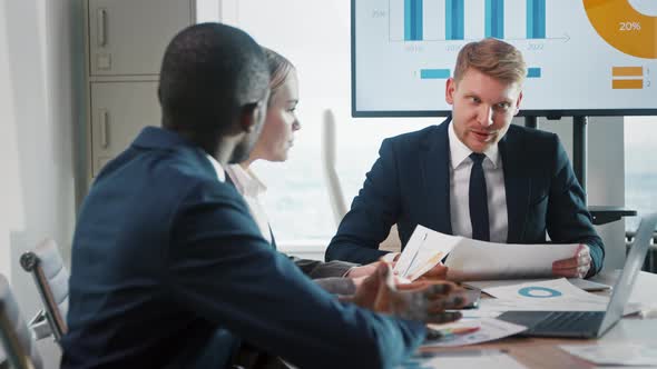 Business meeting of a corporate leader with a team and discussion of work alt