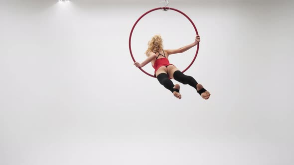 Beautiful Blonde Girl Makes Doing Transverse Twine In The Aerial Hoop alt