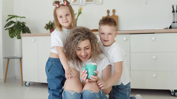 Friendly Family at Home alt