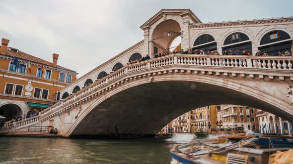 Beautiful time lapse view of traditional Rialto Bridge in Venice, Italy alt