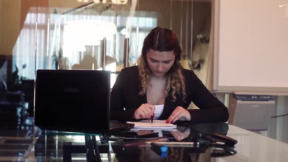 Business Woman Director Signs Documents That Bring to the Signature Secretary alt