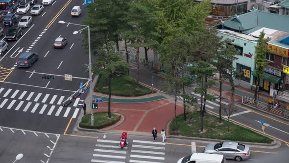 Timelapse of crossroad traffic in Seoul, South Korea alt
