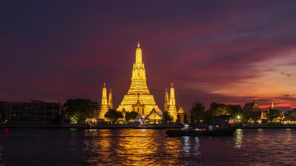 Wat Arun Ratchawararam (Temple of Dawn) during twilight, Bangkok, Thailand - time lapse