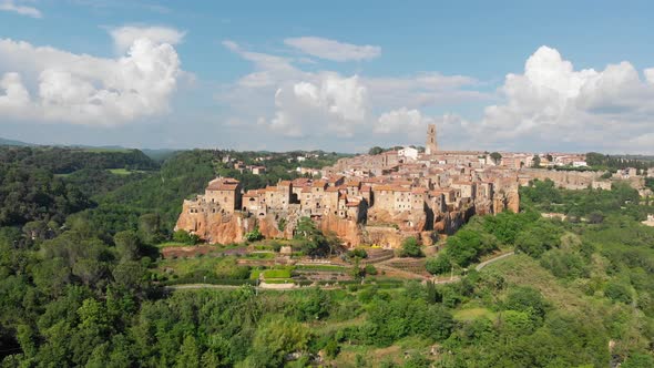 Aerial Drone Shot of Pitigliano, Province of Grosseto, Italy alt