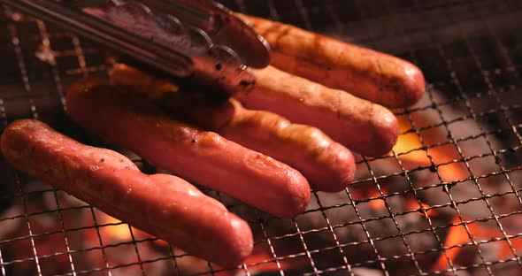 Grilling sausage on the metal net alt
