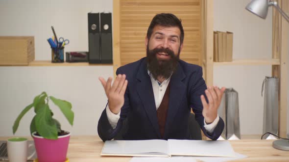 Businessman in Office alt