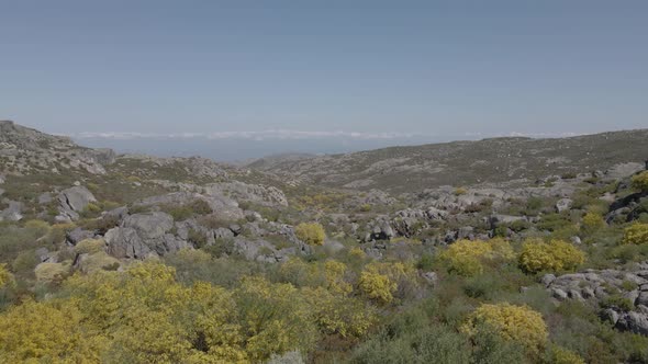 Drone pushes over the edge of water at Covão dos Conchos alt