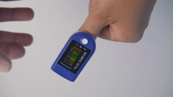 Man Measured the Oxygen Level in His Blood alt