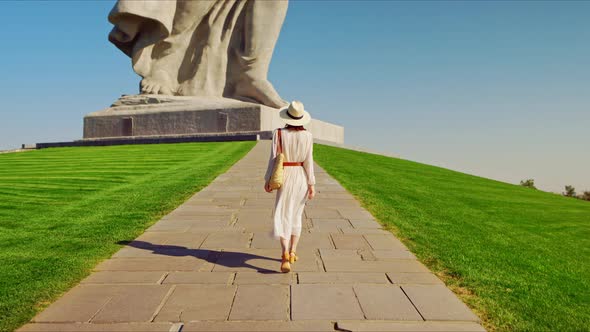 A young tourist at the Motherland Monument. Volgograd alt