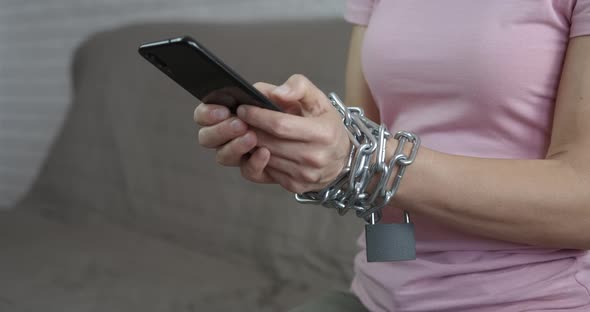 Girl Digital Chain alt