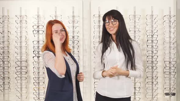 Brunette Client Asking Shop Assistant About Optical Fashion alt