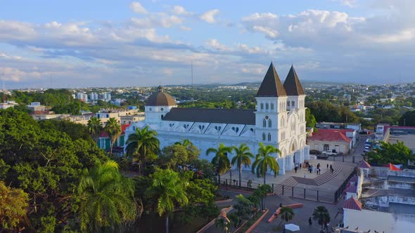 Drone flight towards Catedral de Santiago Apostol, Dominican Republic alt