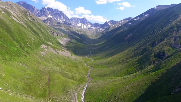 Green Alpine Valley alt