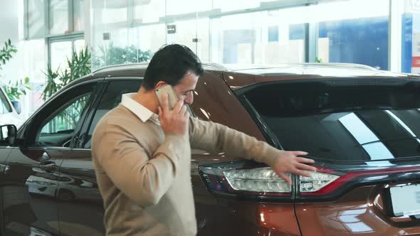 The Business Man Talking on the Phone While He Is in the Car Salon alt