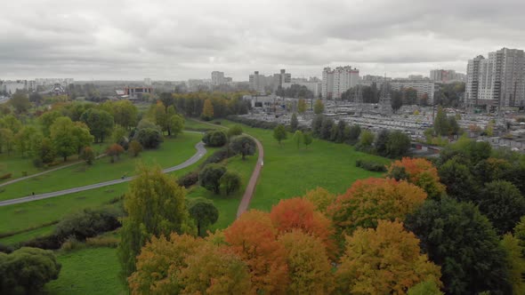 The Beauty of an Autumn Park in St alt
