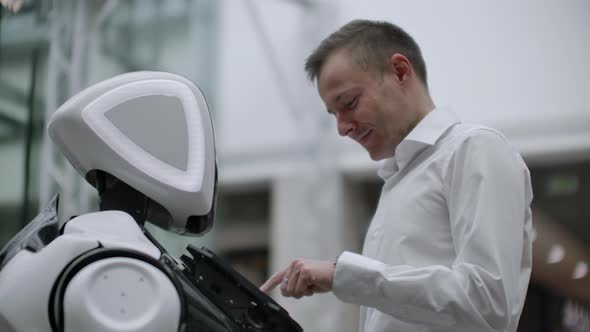 The Man in the Shopping Mall Communicate with a Robot Advisor alt