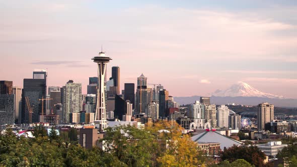 Day to Night Sunset Timelapse of Seattle. Space Needle, Downtown Skyline and Mt. Rainier from Kerry alt