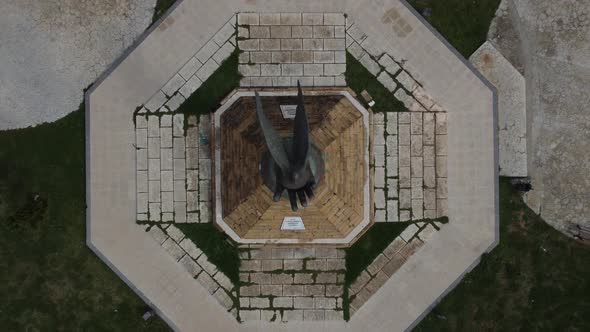 Dove Monument Statue alt