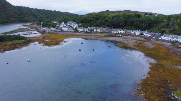 Aerial Drone View of Small Town on NC500 (North Coast 500), Beautiful Scottish Highlands Landscape i alt