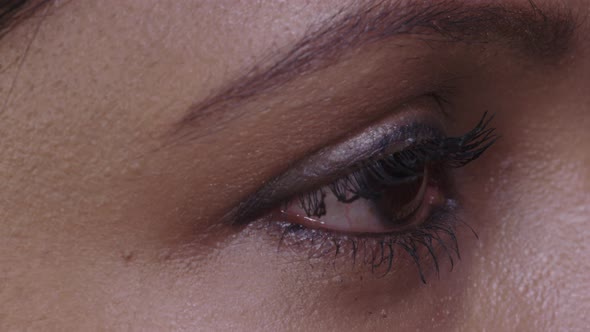 Female Eye Movements Side alt