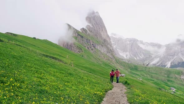 Hiking in the Italien Dolomites Amazing View on Seceda Peak alt