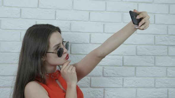 Beautiful girl is photographed.  alt