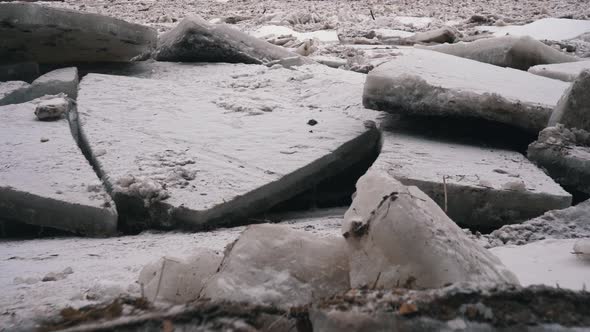 Huge Ice Loads Drift in the River Ogre, Latvia. Stedicam Shot 4K alt