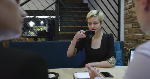 Business People Work in a Cafe Business Meeting alt