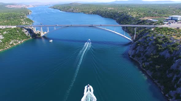 Aerial view of speedboats approaching bridge over dalmatian canal, Croatia alt