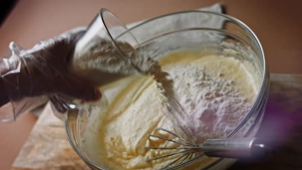 Bake the Dough for the Cake in the Form of Baking alt