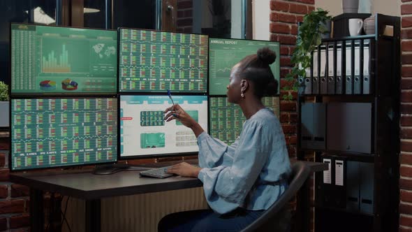 Female Trader Brainstorming Ideas to Develop Forex Stock Market alt