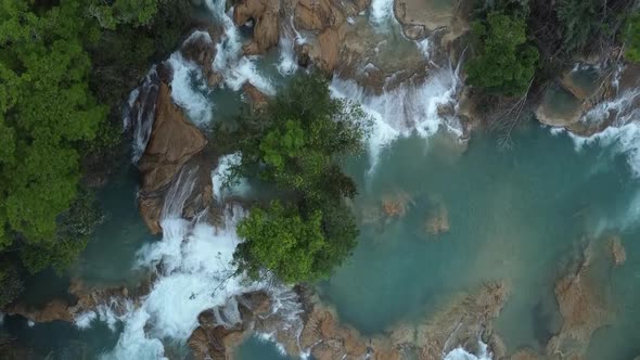 Cenital drone shot of a river in Cascadas de Agua Azul alt
