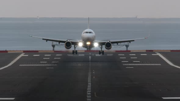 Airplane Coming in to Land alt