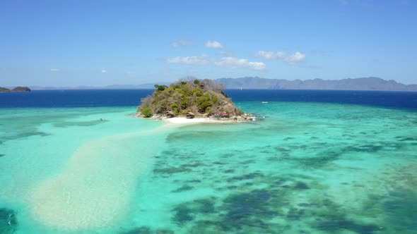 Aerial view of Bulog Dos island and turquoise water, in the sunny day, Coron, Palawan, Philippines alt