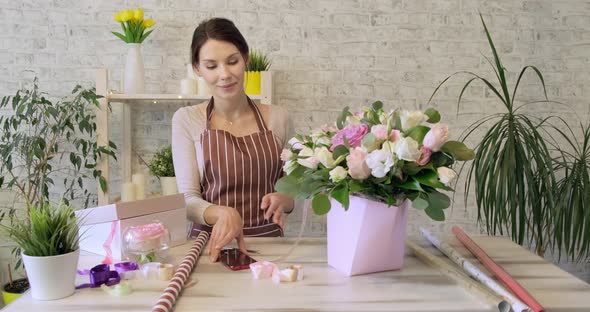 Young Woman Florist at Work alt