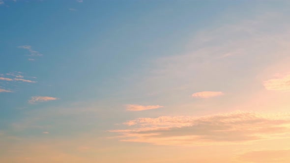 4K UHD : Time lapse of colorful sky during beautiful sunset. Romantic clouds. alt