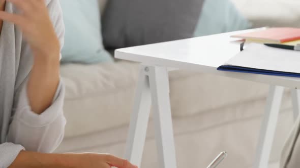 Psychologist talking with her patient alt