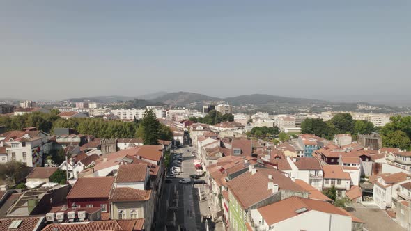 Drone flying backwards between the towers of the Se de Braga alt