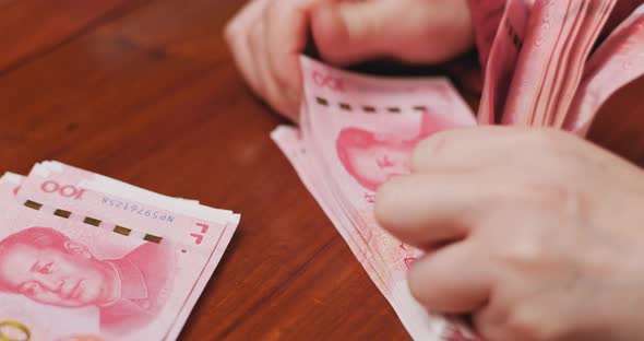 Counting RMB on hand alt