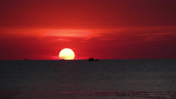 Stock 4k video, Red sky sunsets over sea. Yellow sun and amazing sea