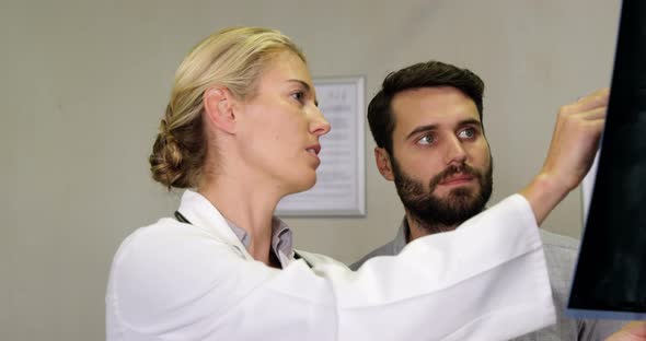 Physiotherapist explaining x-ray to patient alt