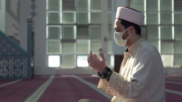 Masked Muslim İmam Praying alt