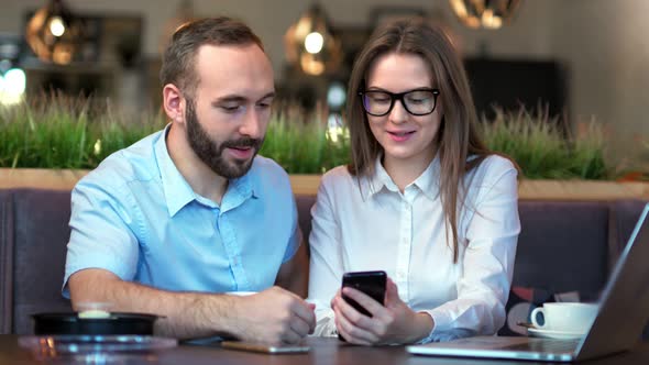 Portrait Business People Discussing Development Application Using Smartphone Having Informal Meeting alt