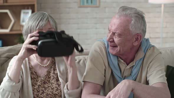 Laughing Seniors Experiencing Virtual Reality alt